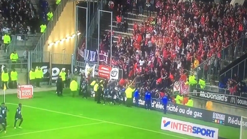 Sập khán đài ở Ligue 1, 29 CĐV nhập viện - ảnh 1