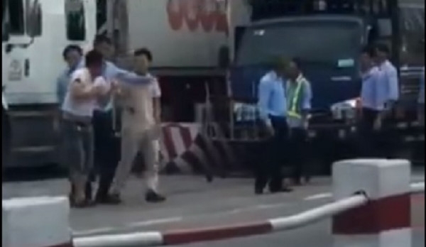 Tai xe xo xat voi nhan vien tram thu phi quoc lo 5 hinh anh 1