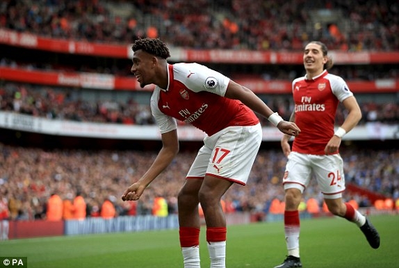  Iwobi ghi bàn thắng nhân đôi cách biệt cho Arsenal 