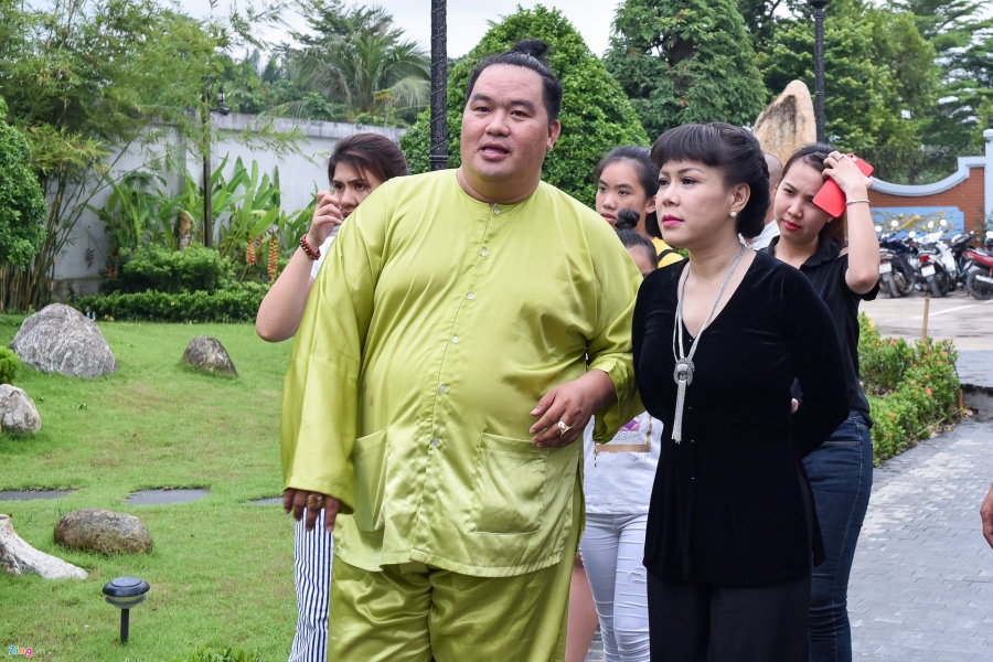 Tran Thanh va dan sao Viet tap nap cung To tai den tho cua Hoai Linh hinh anh 3