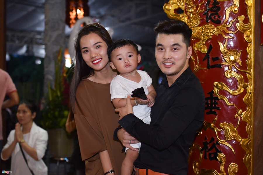 Tran Thanh va dan sao Viet tap nap cung To tai den tho cua Hoai Linh hinh anh 5
