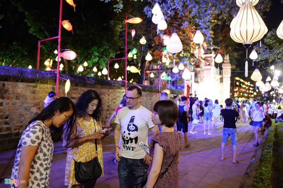 Gia ve tien trieu, dan leo tuong ngong Thu vong nguyet hinh anh 17