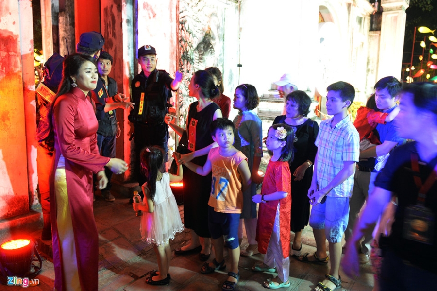 Gia ve tien trieu, dan leo tuong ngong Thu vong nguyet hinh anh 18