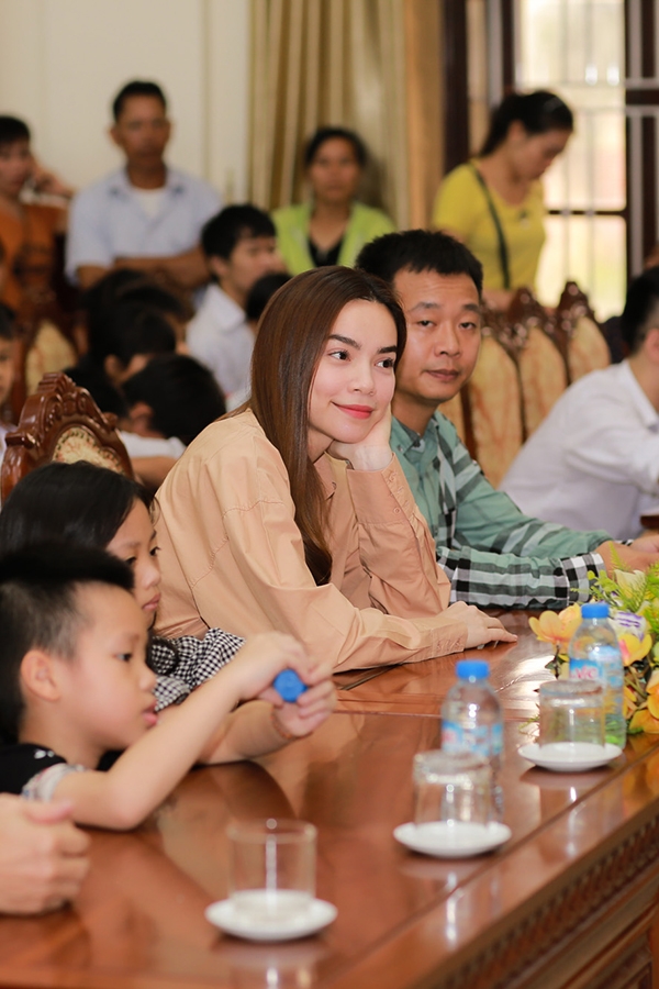 ho-ngoc-ha-tang-qua-cho-tre-ngheo-nhan-chuyen-bieu-dien-o-ha-noi-2