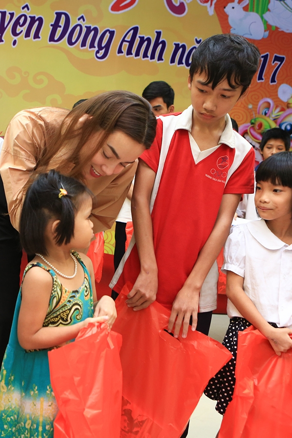 ho-ngoc-ha-tang-qua-cho-tre-ngheo-nhan-chuyen-bieu-dien-o-ha-noi-3
