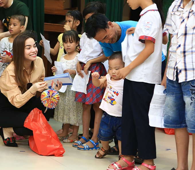 ho-ngoc-ha-tang-qua-cho-tre-ngheo-nhan-chuyen-bieu-dien-o-ha-noi-5