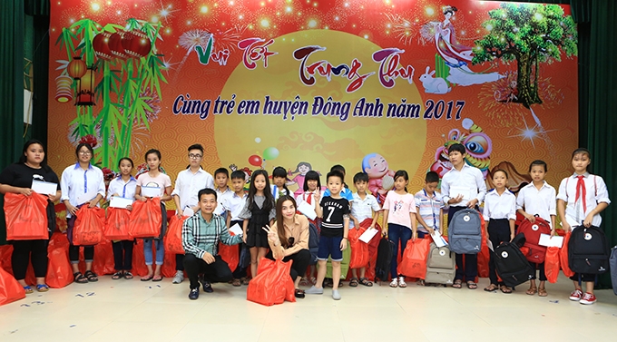 ho-ngoc-ha-tang-qua-cho-tre-ngheo-nhan-chuyen-bieu-dien-o-ha-noi-6