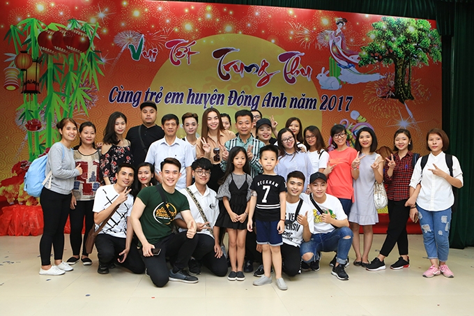ho-ngoc-ha-tang-qua-cho-tre-ngheo-nhan-chuyen-bieu-dien-o-ha-noi-7