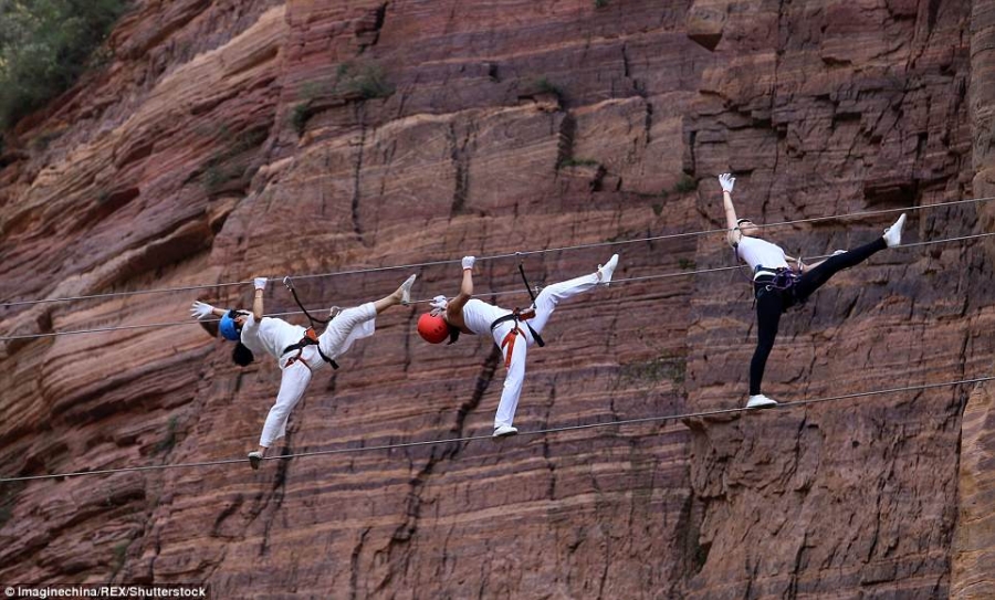 Màn trình diễn yoga tập thể cực liều và cực đẹp trên vách núi - 1