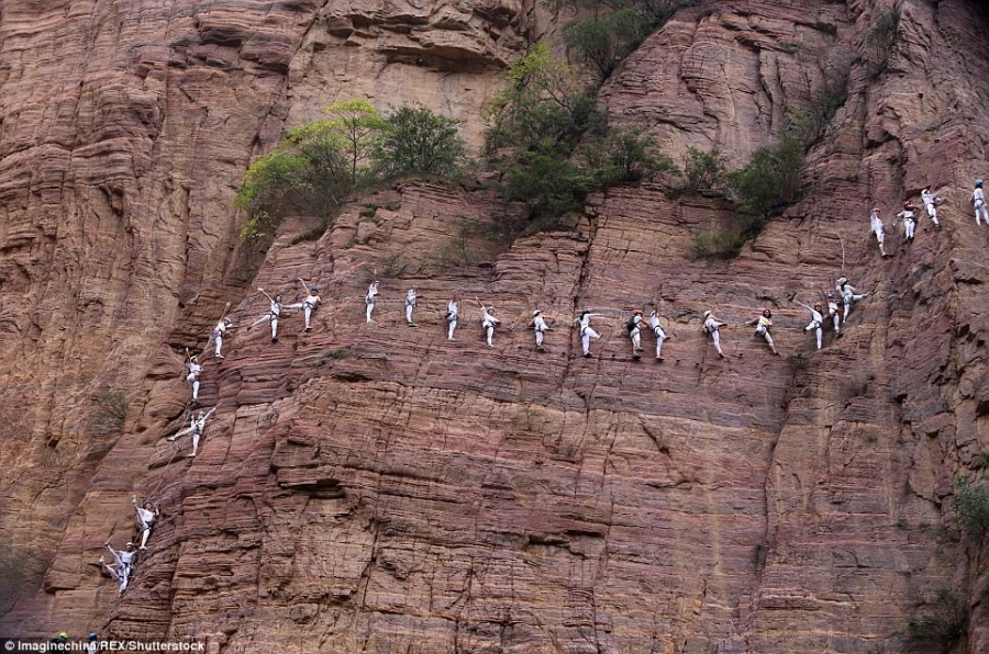 Màn trình diễn yoga tập thể cực liều và cực đẹp trên vách núi - 2