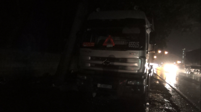 Người dân truy đuổi xe container cán chết bé trai 8 tuổi rồi bỏ chạy - Ảnh 1.