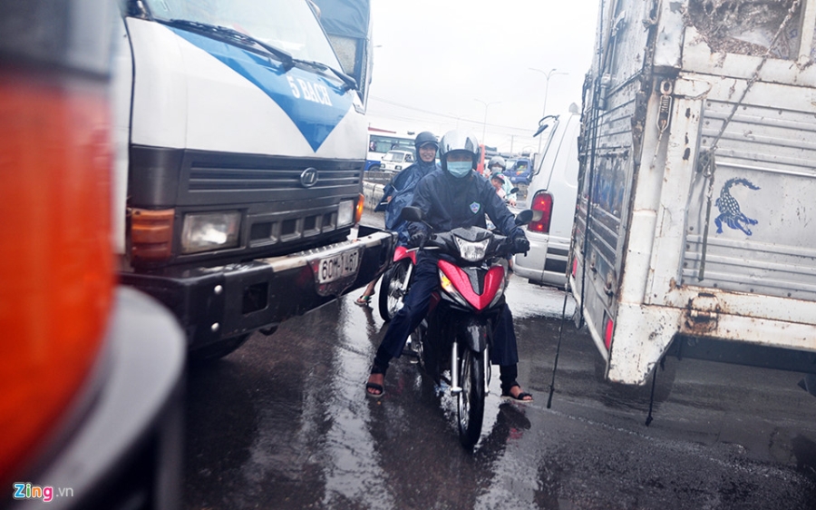 Quoc lo 51 o Dong Nai ngap sau, hang nghin xe co un tac hinh anh 12