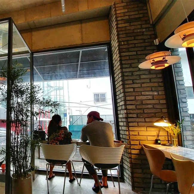 rain-va-kim-tae-hee-tan-huong-khoanh-khac-binh-yen-o-quan-cafe