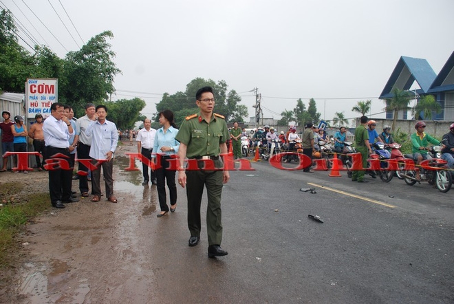 Rất nhiều người tập trung theo dõi vụ tai nạn giao thông xe khách ở Tây Ninh.