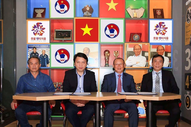 Tan HLV Park Hang-seo tung muon dua 2 cau thu Viet Nam toi Han Quoc hinh anh
