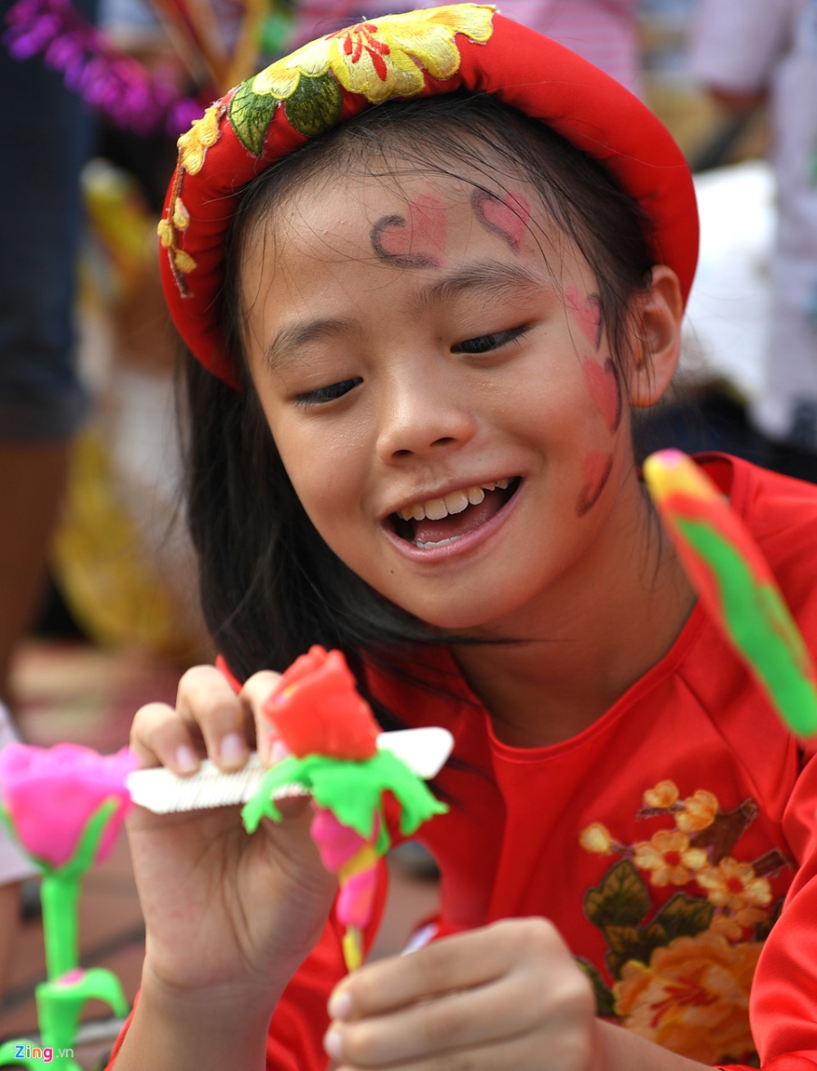 Tre em Viet va nuoc ngoai hoa minh trong ngay hoi Trung thu o pho Tay hinh anh 4