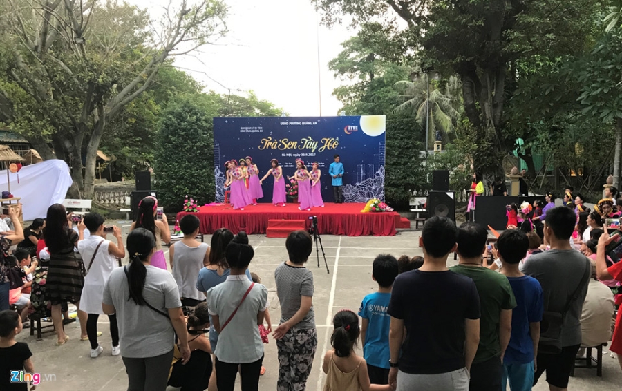 Tre em Viet va nuoc ngoai hoa minh trong ngay hoi Trung thu o pho Tay hinh anh 9
