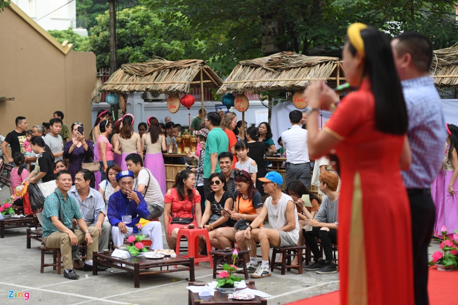 Tre em Viet va nuoc ngoai hoa minh trong ngay hoi Trung thu o pho Tay hinh anh 14