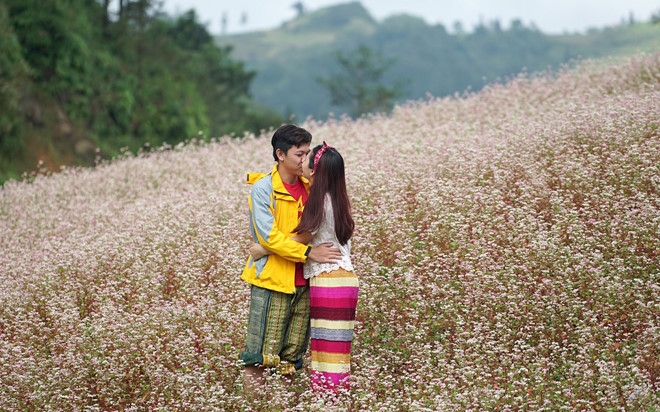 9X quy goi cau hon ban gai giua canh dong hoa tam giac mach hinh anh 1