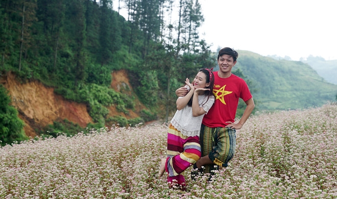 9X quy goi cau hon ban gai giua canh dong hoa tam giac mach hinh anh 3
