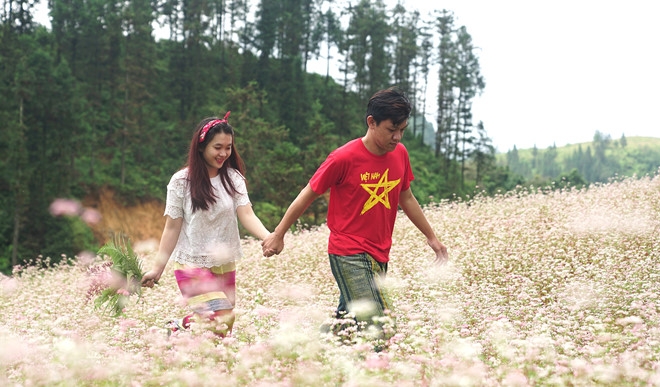 9X quy goi cau hon ban gai giua canh dong hoa tam giac mach hinh anh 4