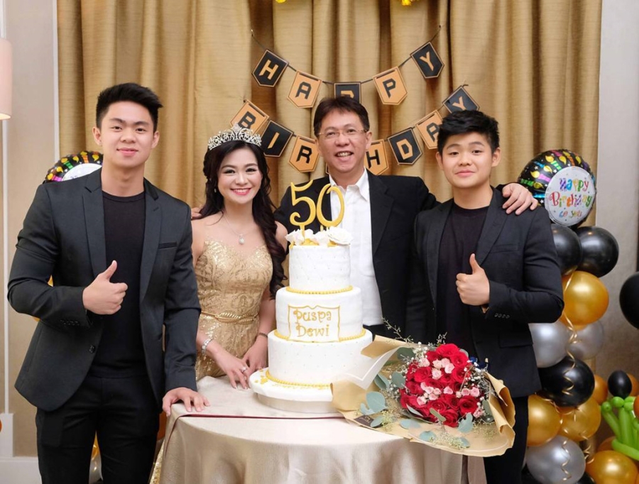 Ba me 50 tuoi gay bat ngo khi tre trung nhu thieu nu doi muoi hinh anh 1