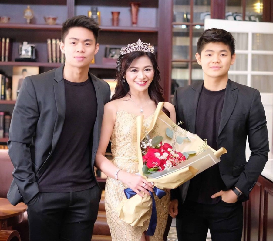 Ba me 50 tuoi gay bat ngo khi tre trung nhu thieu nu doi muoi hinh anh 2