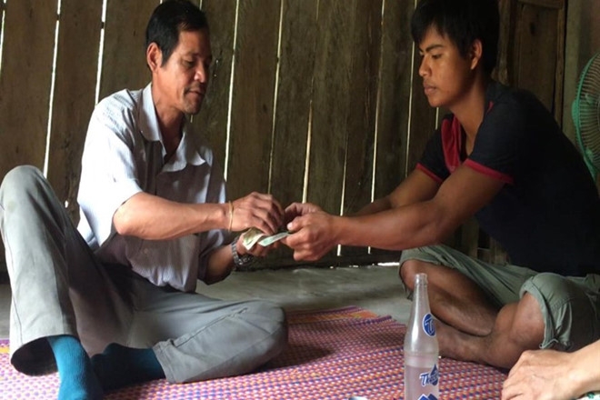 bat qua tang thay cung co hanh vi lua gat, dam o thieu nu hinh anh 1