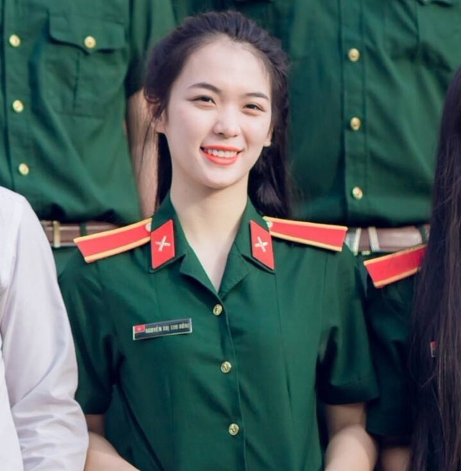 Chỉ từ một bức ảnh, cô giáo dạy An ninh - Quốc phòng xinh đẹp hết nấc khiến cộng đồng mạng dậy sóng - Ảnh 2.
