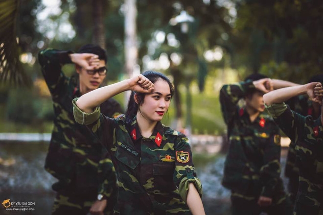 Chỉ từ một bức ảnh, cô giáo dạy An ninh - Quốc phòng xinh đẹp hết nấc khiến cộng đồng mạng dậy sóng - Ảnh 4.