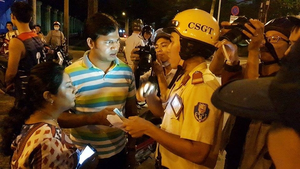 Clip: CSGT nói tiếng Anh nhanh như gió, phiên dịch giúp ông Hải xin lỗi 2 du khách Ấn Độ bị giật túi xách ở Sài Gòn - Ảnh 2.