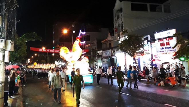 Cuop giat hoanh hanh tai le hoi Trung thu lon nhat Viet Nam hinh anh 3
