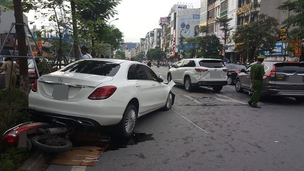 Hà Nội: Ô tô điênmất lái tông hàng loạt phương tiện, nhiều người hoảng loạn - Ảnh 1.