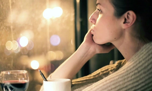 Tôi choáng váng khi vô tình chứng kiến chồng cố thân mật với người cũ