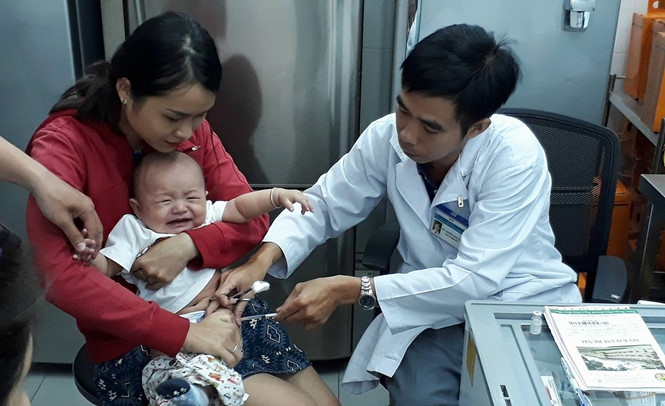 Tiêm vắc xin thuộc chương trình tiêm chủng mở rộng hay dịch vụ, phụ huynh đều cần theo dõi trẻ sau tiêm