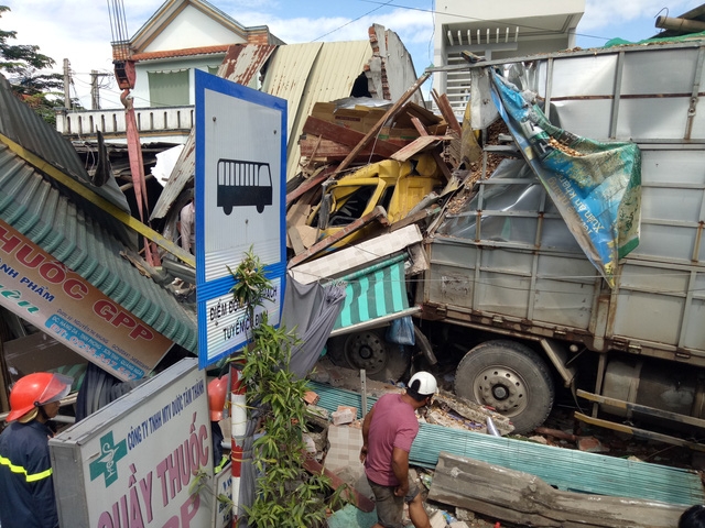 xe tai tong sap 4 can nha, mot phu nu mac ket hinh anh 1