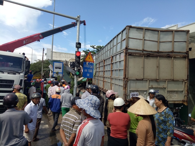 xe tai tong sap 4 can nha, mot phu nu mac ket hinh anh 2