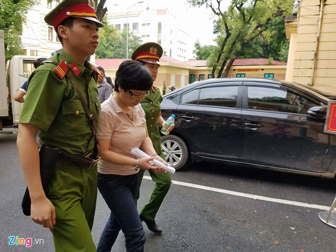 Nu bi cao trong vu lua hon 700 nguoi tra loi vong vo o toa hinh anh 1