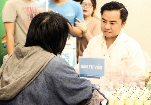 bi-hai-vo-tim-cach-chua-benh-dong-tinh-cho-chong