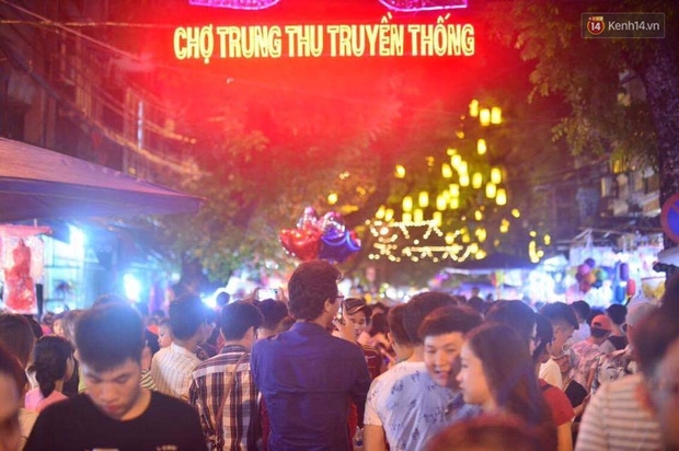 Chùm ảnh: Cảnh tượng đông đúc đến nghẹt thở tại Hà Nội và Sài Gòn trước thềm Trung thu - Ảnh 1.