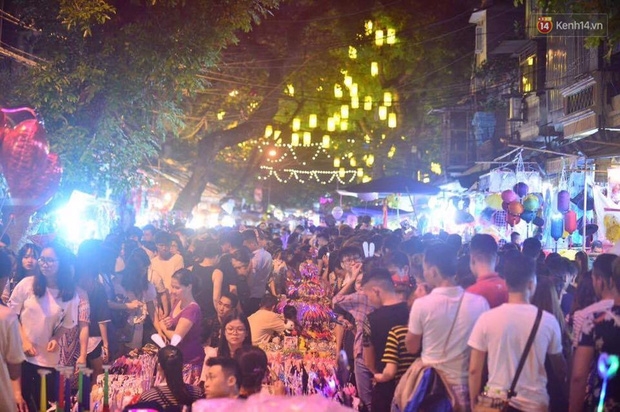 Chùm ảnh: Cảnh tượng đông đúc đến nghẹt thở tại Hà Nội và Sài Gòn trước thềm Trung thu - Ảnh 5.