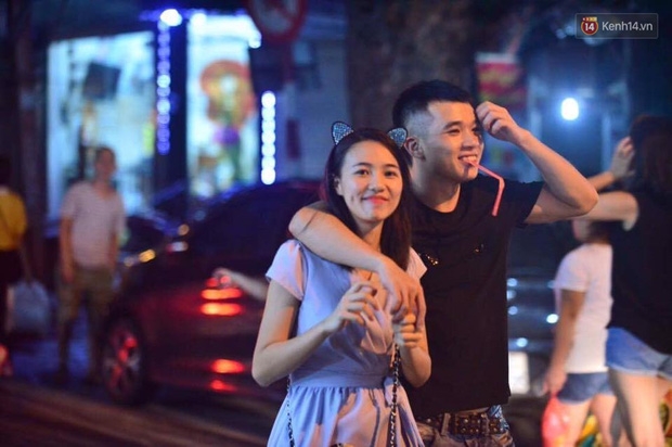 Chùm ảnh: Cảnh tượng đông đúc đến nghẹt thở tại Hà Nội và Sài Gòn trước thềm Trung thu - Ảnh 11.