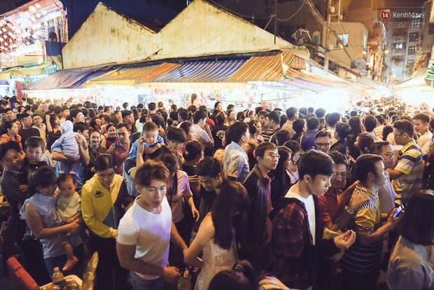 Chùm ảnh: Cảnh tượng đông đúc đến nghẹt thở tại Hà Nội và Sài Gòn trước thềm Trung thu - Ảnh 16.