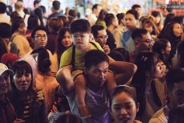 Chùm ảnh: Cảnh tượng đông đúc đến nghẹt thở tại Hà Nội và Sài Gòn trước thềm Trung thu - Ảnh 21.