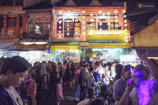 Chùm ảnh: Cảnh tượng đông đúc đến nghẹt thở tại Hà Nội và Sài Gòn trước thềm Trung thu - Ảnh 24.