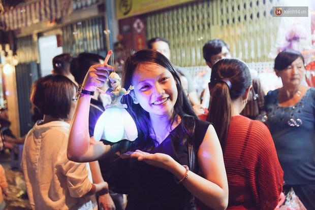 Chùm ảnh: Cảnh tượng đông đúc đến nghẹt thở tại Hà Nội và Sài Gòn trước thềm Trung thu - Ảnh 26.