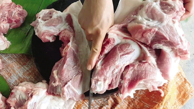 Khi chọn mua thịt lợn, người tiêu dùng nên quan sát màu sắc thịt, nếu thấy đỏ tươi bất thường cần cẩn trọng. Ảnh: Q.An 