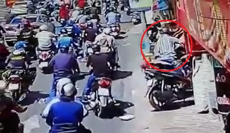 clip: tao ton trom xe ngay giua pho dong nguoi hinh anh 1