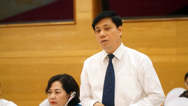  Thứ trưởng Bộ GTVT Nguyễn Ngọc Đông trả lời câu hỏi về quan điểm đối với việc Hiệp hội Vận tải ô tô Hà Nội kiến nghị dừng khẩn cấp Uber, Grab taxi. 