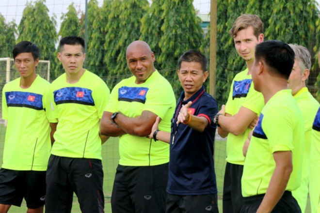Mời thầy từ Arsenal về dạy thủ môn Việt: Có nhầm không? - 1
